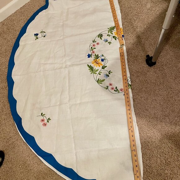 Vintage Round Linen Tablecloth Embroidered Floral Cottagecore Boho Farmhouse - Picture 5 of 6
